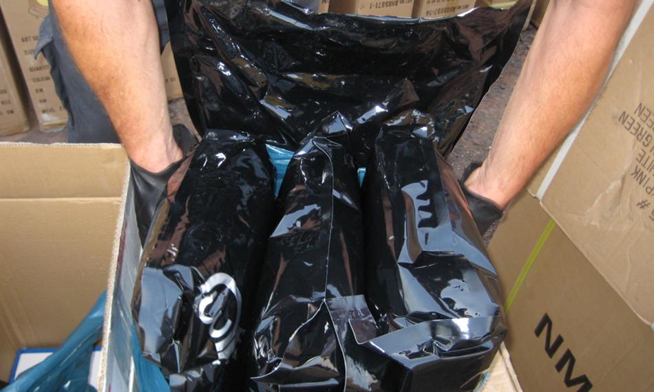 2013-8-9-952celnik vytahuje pytle .JPG